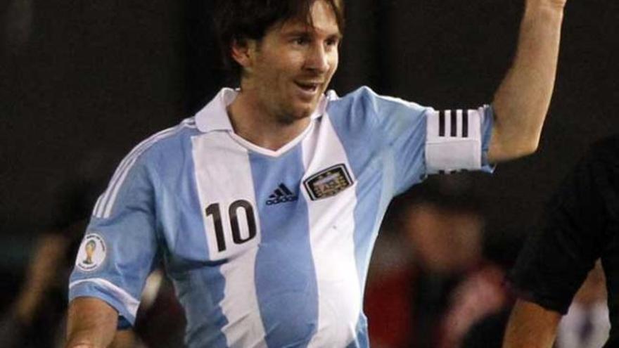 Messi celebra su gol metiéndose el balón bajo la camiseta.