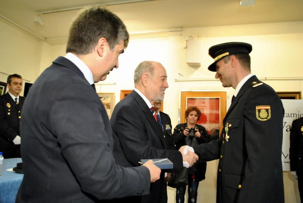 Ignacio Cosidó en la comisaría e Luarca para distinguir a dos agentes: Francisco García e Ignacio González- Cachón