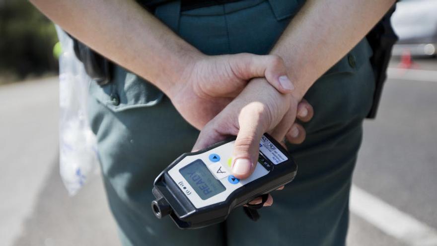 Un control de alcoholemia de la Guardia Civil