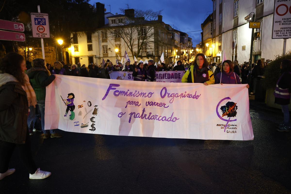 La pancarta de la Marcha Mundial das Mulleres saliendo de la praza 8 de marzo