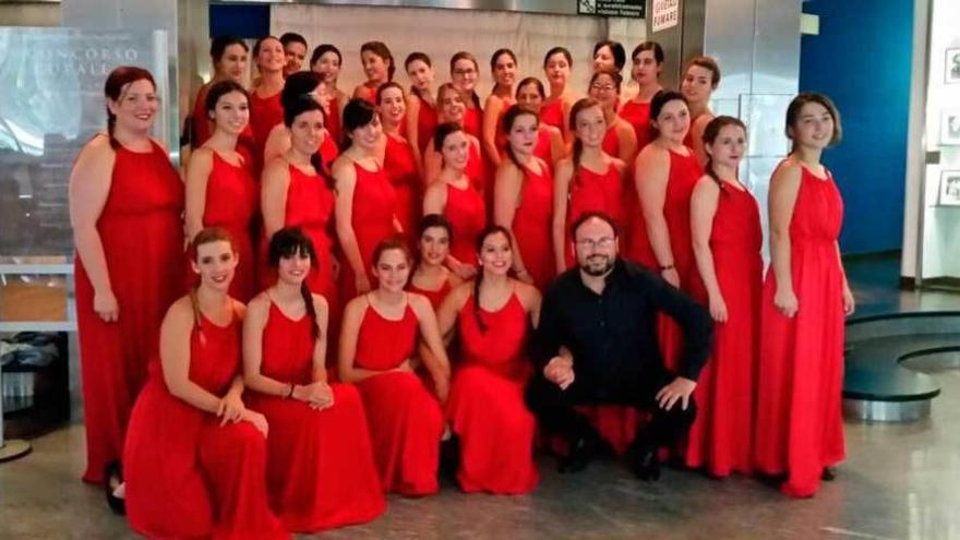 Las miembros de la agrupación coral &quot;Aurum&quot; con el director Marco García de Paz, ayer, en Rimini (Italia).