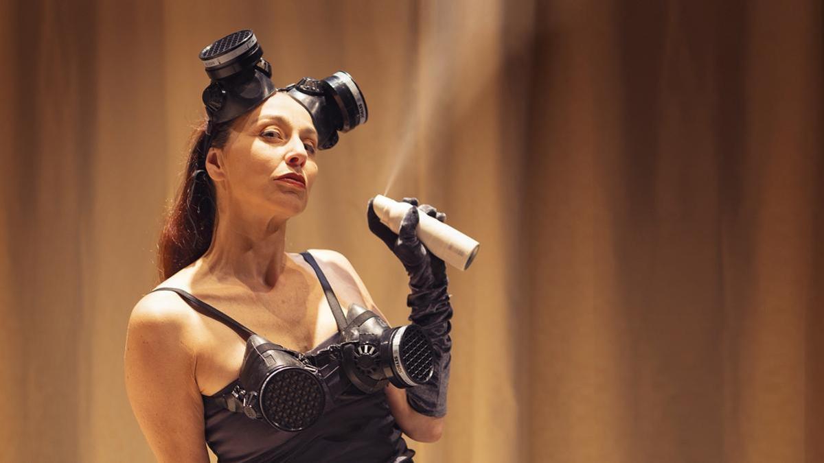 A creadora e actriz María Torres caracterizada para unha escena da obra «Alta costura», da compañía Elefante Elegante.