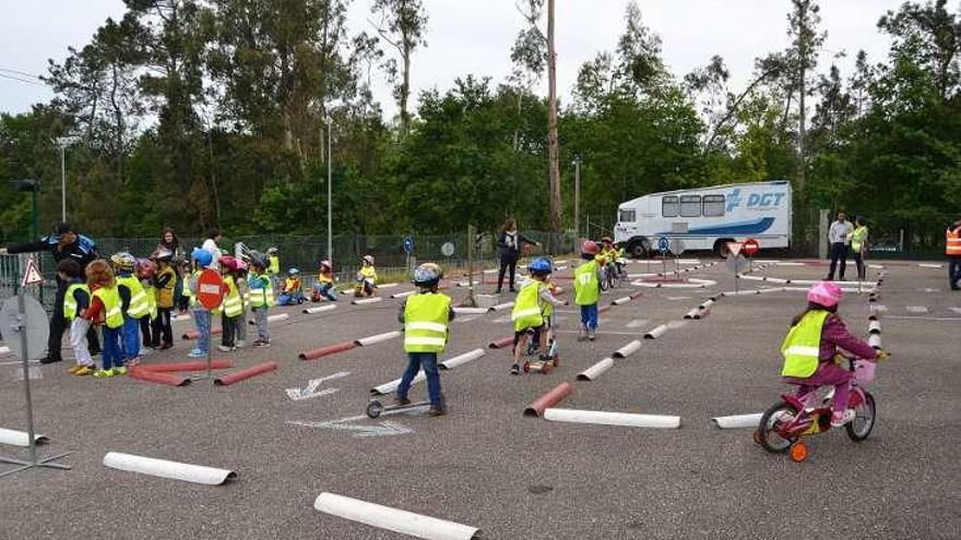 Circuito con el autobús de la DGT al fondo. // D.B.M.