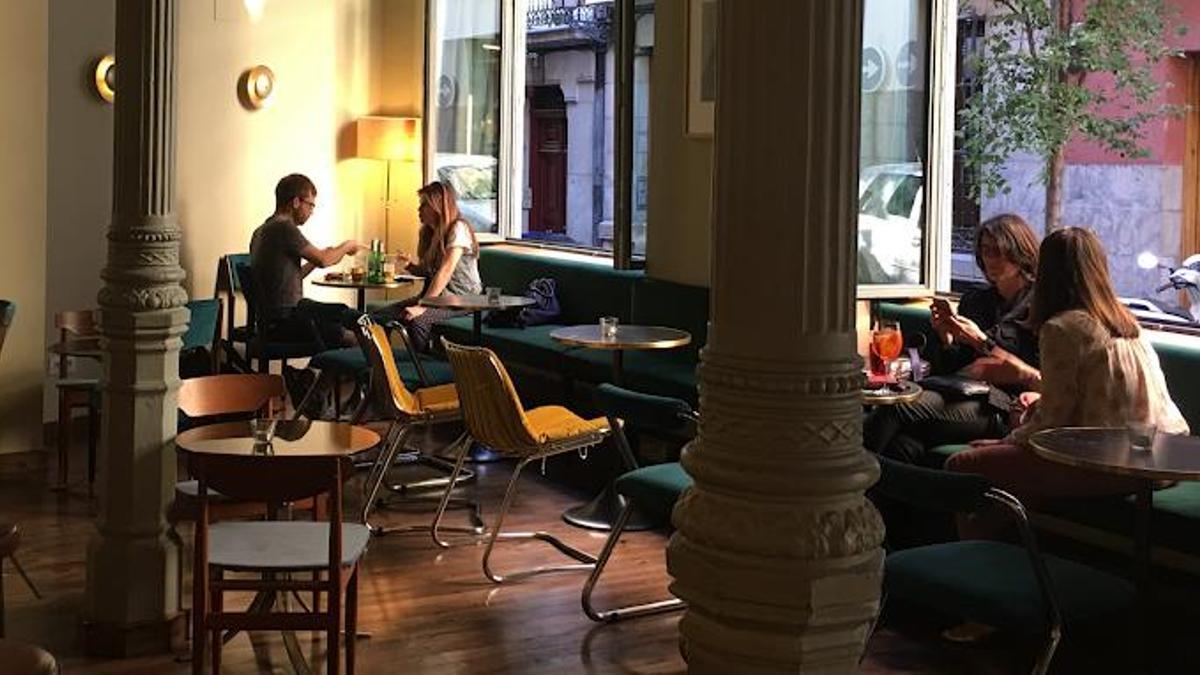 Doce Botellas, ubicado en pleno barrio de Salesas.