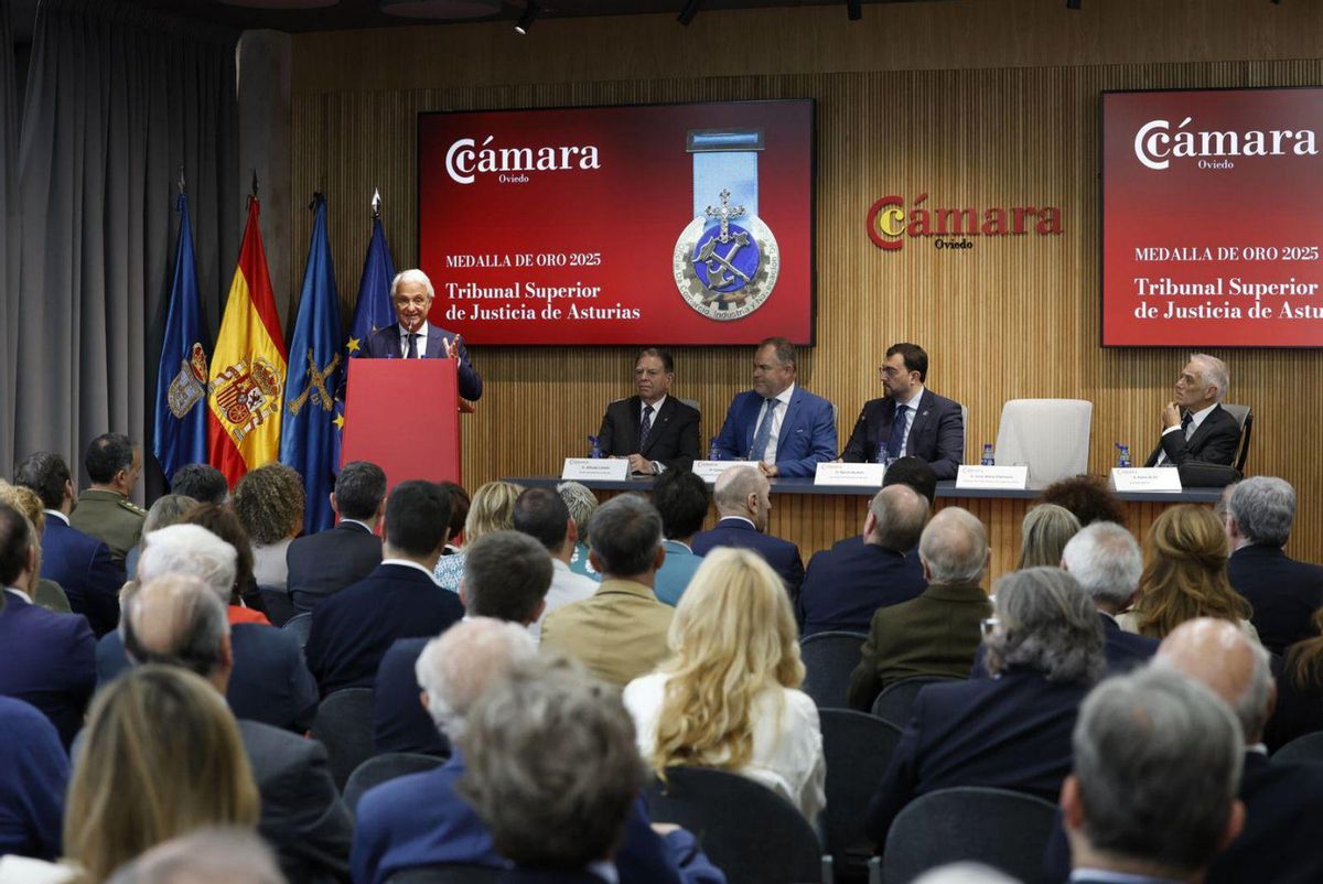 Chamorro, en el atril, y en la mesa Alfredo Canteli, Carlos Paniceres, Adrián Barbón y Pedro de Silva. | LUISMA MURIAS