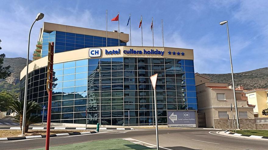 El hotel Cullera Holiday, uno de los de mayor capacidad, mantiene su cierre, al menos, lo que resta de mes. | JOAN GIMENO