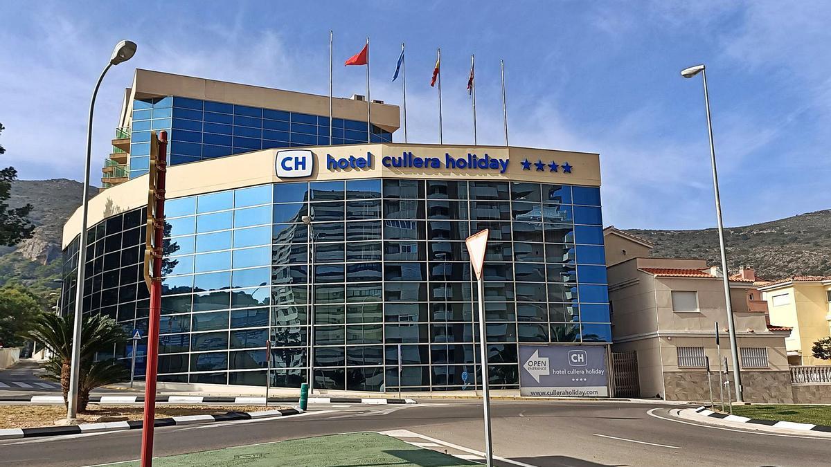 El hotel Cullera Holiday, uno de los de mayor capacidad, mantiene su cierre, al menos, lo que resta de mes. | JOAN GIMENO