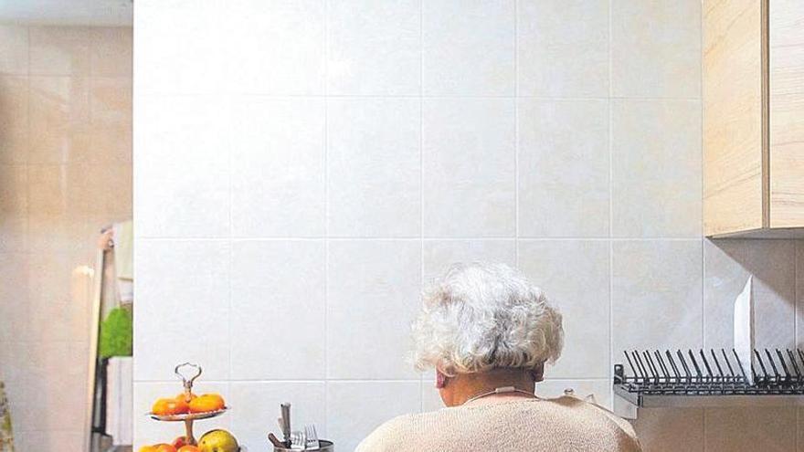 Un botón que salva vidas: los mayores con teleasistencia serán atendidos en solo 15 segundos