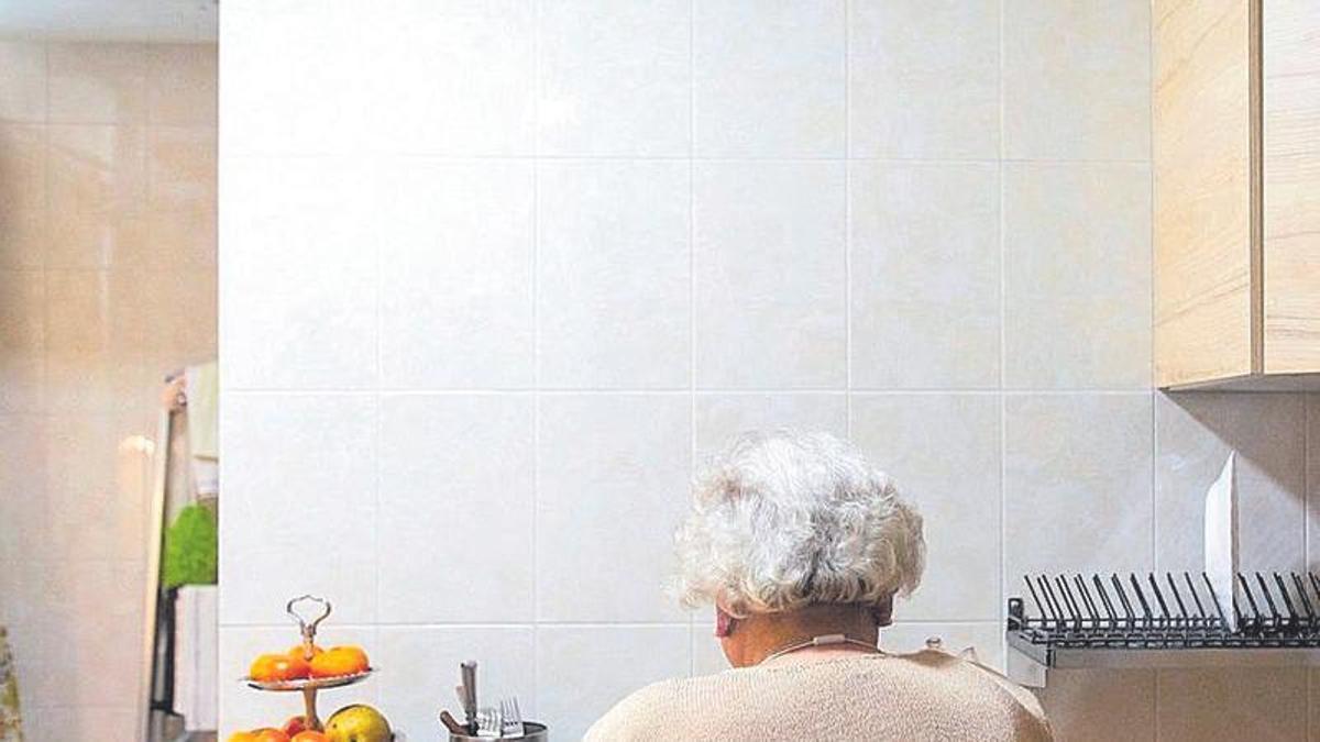 Una mujer mayor en la cocina de su casa, en una imagen de archivo. Una mujer mayor en la cocina de su casa, en una imagen de archivo. 26/06/2023 El Servicio Andaluz de Teleasistencia refuerza el seguimiento a personas mayores y con dependencia durante olas de calor. El Servicio Andaluz de Teleasistencia ha destacado este lunes el refuerzo que se ha realizado al seguimiento de personas mayores y con dependencia durante olas de calor, debido a las altas temperaturas que está sufriendo Andalucía estos días y que afectan especialmente a las personas mayores, personas con discapacidad y en situación de dependencia. SOCIEDAD JUNTA DE ANDALUCÍA. TERCERA EDAD