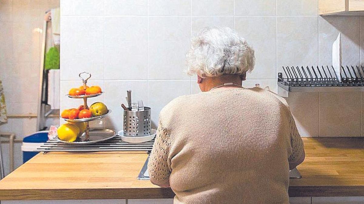 Una mujer mayor en la cocina de su casa, en una imagen de archivo.