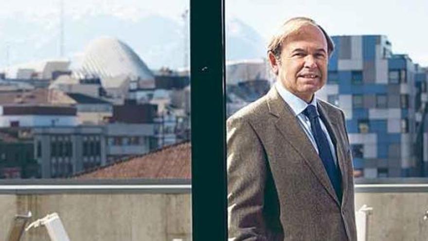 Pío García-Escudero, ayer, en la terraza del hotel AC Forum de Oviedo.