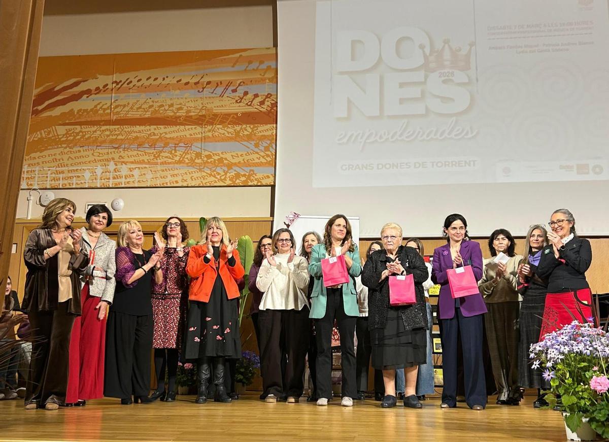 Foto de familia del acto de Torrent de dones en el Conservatori de Torrent.