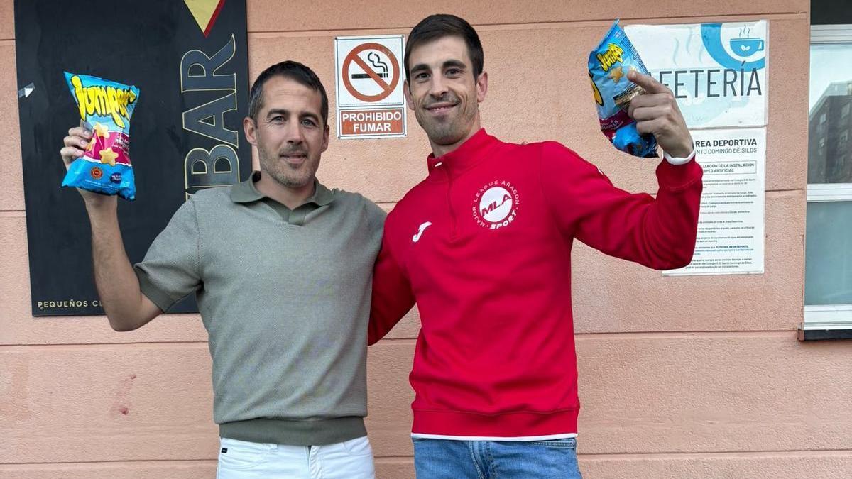 Miguel Giménez y Cristian Lardiez, con sendos paquetes de Jumpers en las manos.