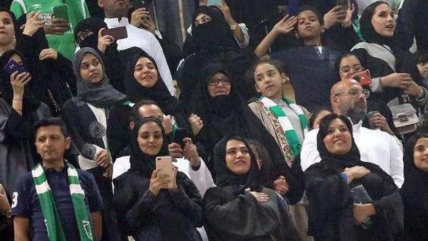 Mujeres en la grada durante un partido de fútbol en Arabia Saudí.