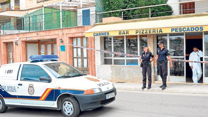 Agentes de la Policía Nacional, en el restaurante donde murió de dos disparos la víctima.