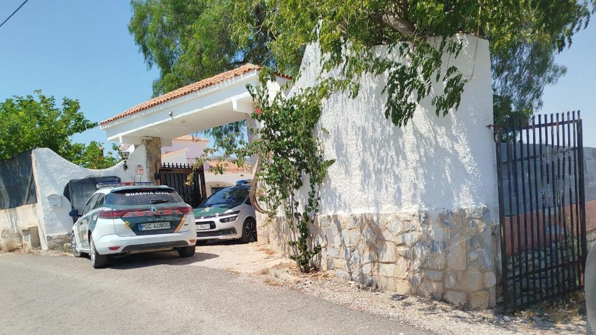Vehículos de la Guardia Civil en el chalet que la banda organizada tenía ocupado en la zona del Trasvase en Crevillent