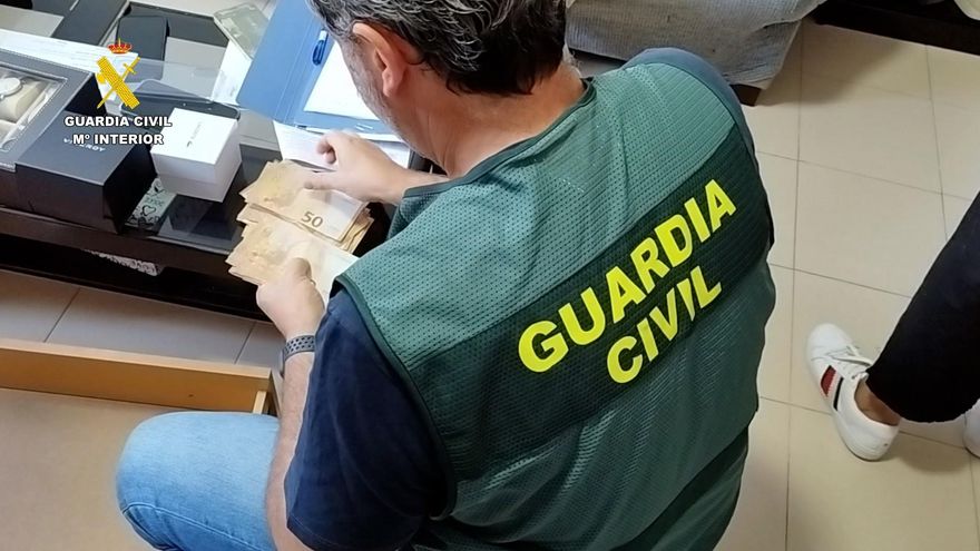 Three arrested in Tenerife for defrauding more than 200,000 euros from 170 people with fraudulent SMS
