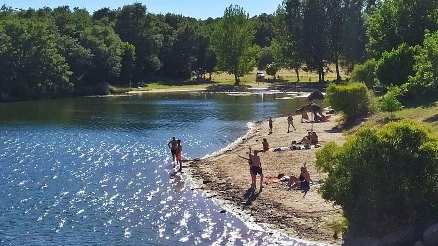 Las playas fluviales de Villardeciervos y Cional reciben a los bañistas