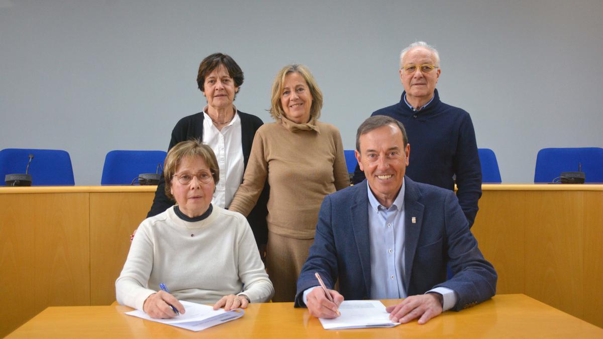 La família Veyreda amb l'alcalde d'Olot signant la cessió del fons familiar Veyreda.