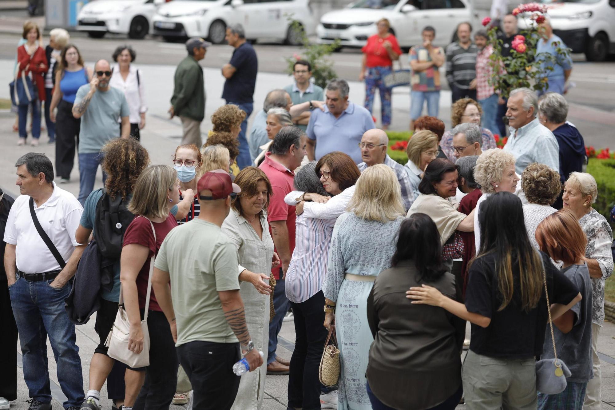 Así fue la despedida y el homenaje de amigos y clientes del Cafetón en Avilés a sus dueños, muertos en León