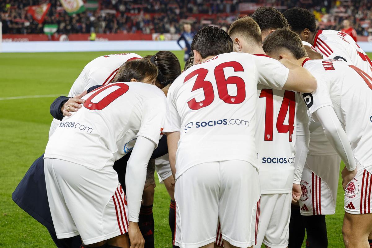 los jugadores del Sevilla y su entrenador Matías Almeyda antes de comenzar el encuentro.