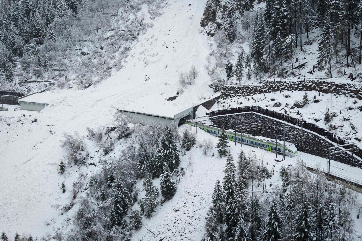Un tren regional se descarriló a principios del 16 de febrero de 2026 en el sur de Suiza, dijo la policía, hiriendo a cinco personas con más de dos docenas de evacuadas.