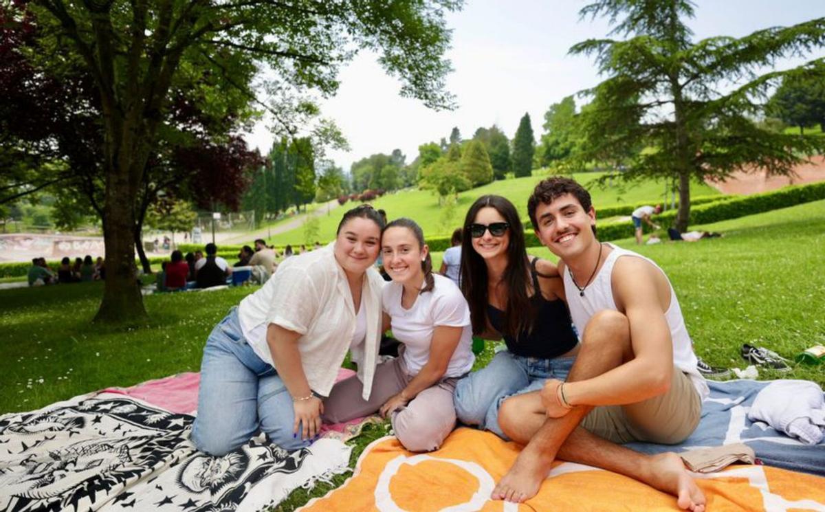 Por la izquierda, Nora Libertad, Elena Labra, Carlota González y Samuel Suárez, en el Parque de Invierno.