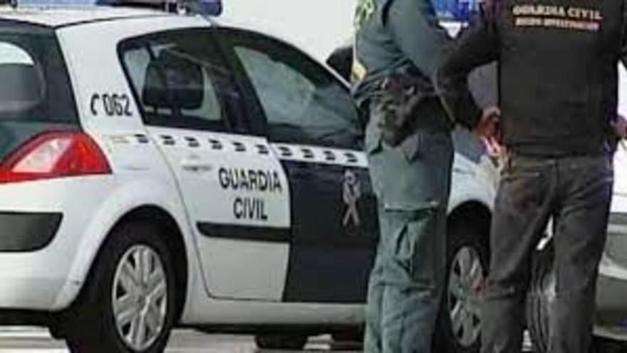 El viento provoca el vuelco de un camión con una carga de cerdos