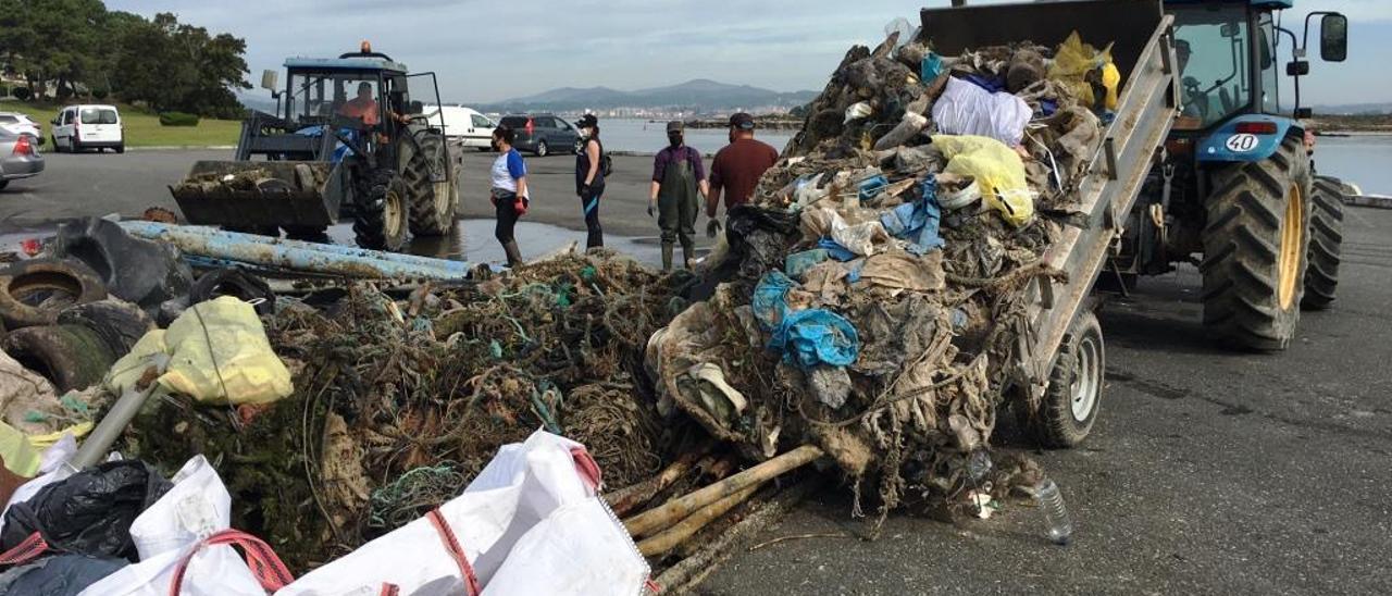 Algunos de los residuos retirados en la costa de A Toxa.