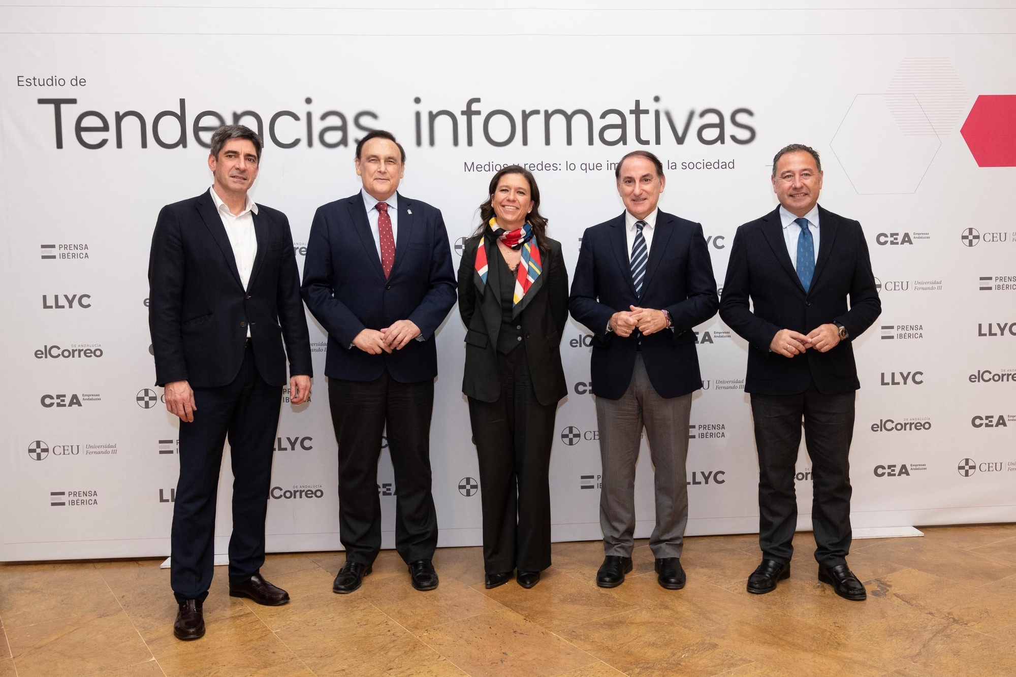 De izquierda a derecha: Andrés Sánchez, director general de Prensa Ibérica en la Comunidad Valenciana, Murcia y Andalucía; José Carlos Gómez Villamandos, Consejero de Universidad, Investigación e Innovación de la Junta de Andalucía; Isabel Morillo, directora de El Correo de Andalucía; Javier González de Lara, Presidente de CEA; Ricardo Sánchez, Delegado del Gobierno de la Junta de Andalucía en Sevilla