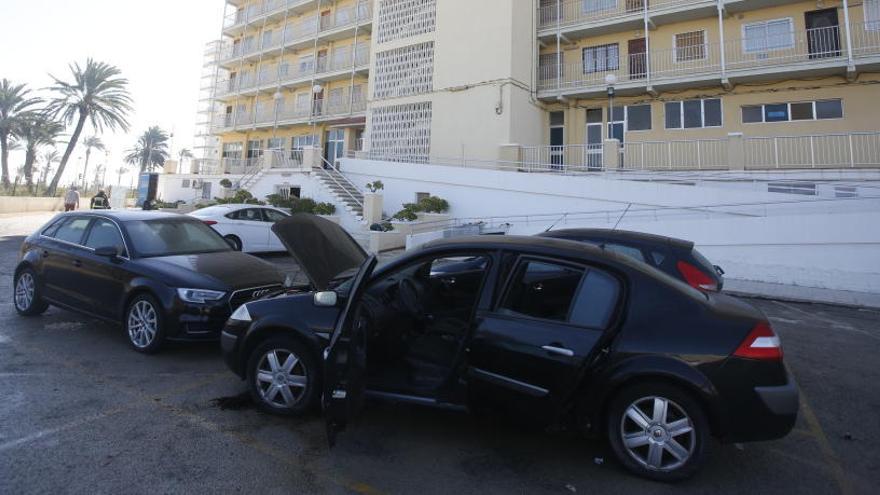 Los bomberos tardarán dos días en sacar el agua de las zonas inundadas de la playa de San Juan