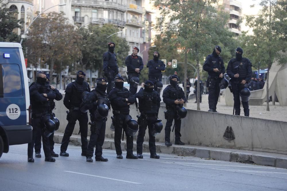 1-O a Girona: Multitudinària manifestació davant la subdelegació del Govern