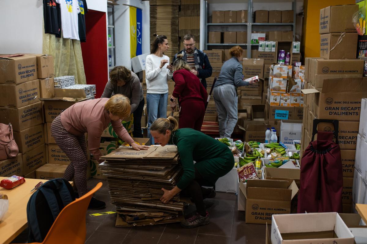 La Asociacion de ucranianos Djerelo que ayudan a los refugiados que están en Barcelona con alimentos, ropa, productos primera necesidad y lo hacen en vía Laietana 33 en el centro