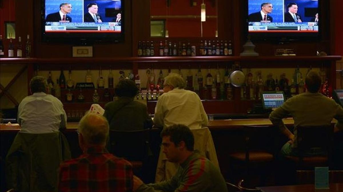 Interior de un bar de Silver Spring (Maryland) durante el debate Obama-Romney, el martes.
