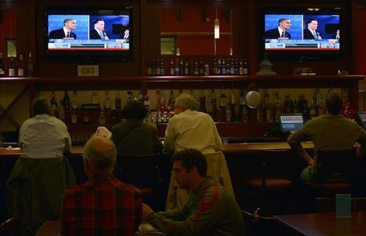 Interior d’un bar de Silver Spring (Maryland) durant el debat Obama-Romney, dimarts.