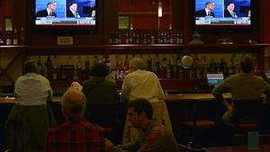 Interior de un bar de Silver Spring (Maryland) durante el debate Obama-Romney, el martes.
