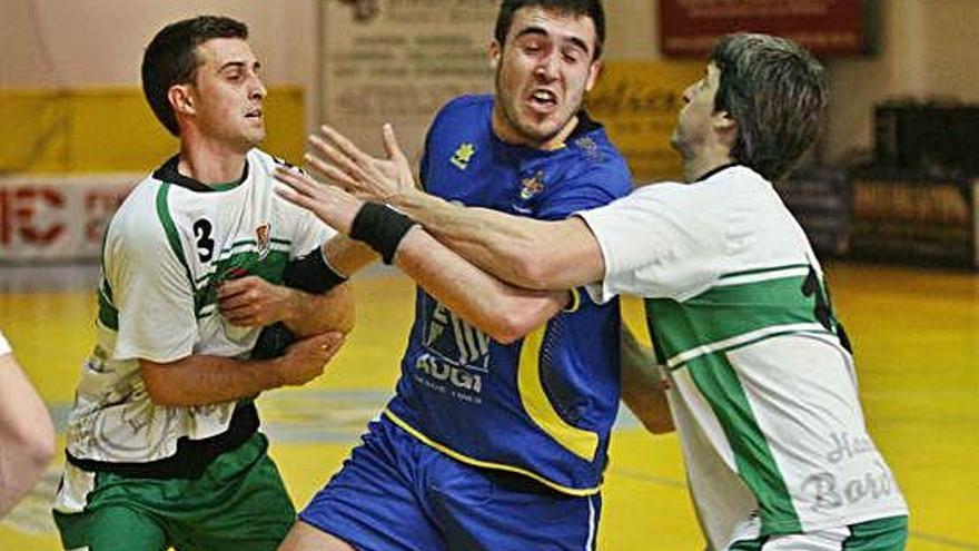 Esteve Ferrer i Nonó, del Bordils, defensant Ballester (Sarrià) en el darrer derbi, l&#039;abril de 2013.