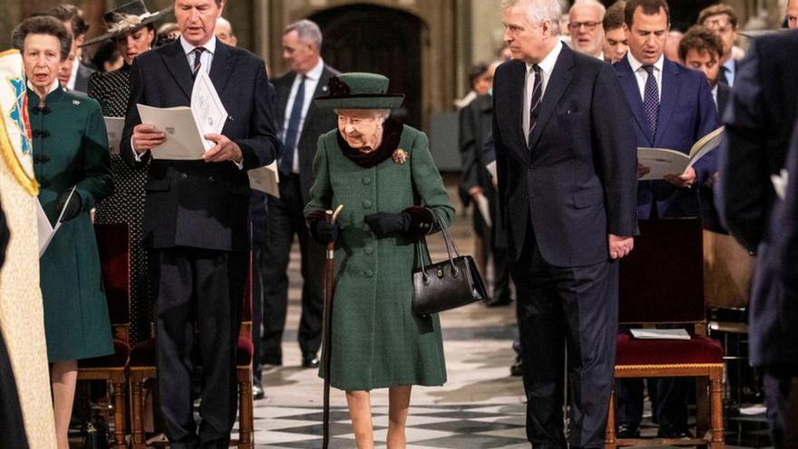 Isabel II reapareix en l’homenatge al seu marit