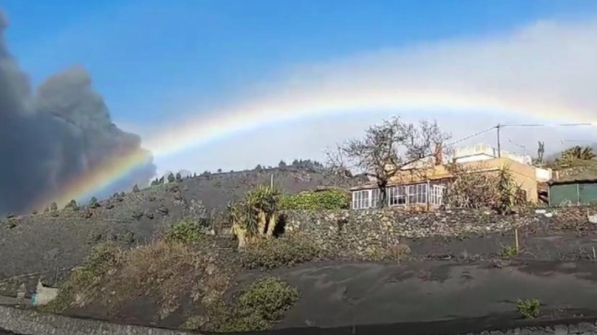 Un arcoíris entre la ceniza, la llamativa imagen del volcán de La Palma