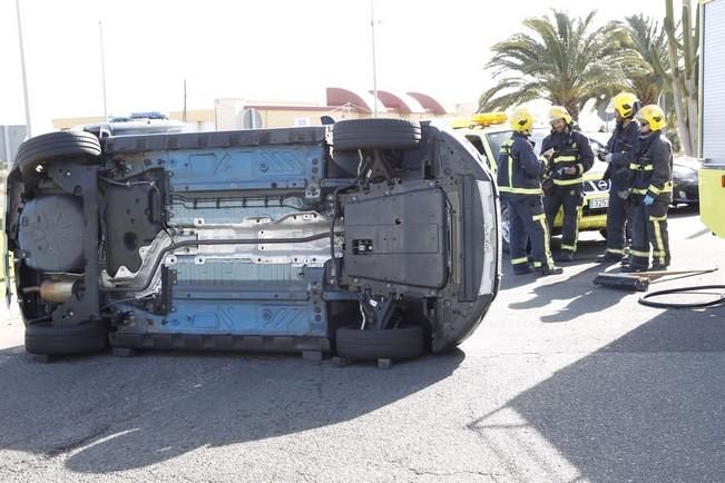 Vuelco de un coche en la Calle Martinete, en Arinaga