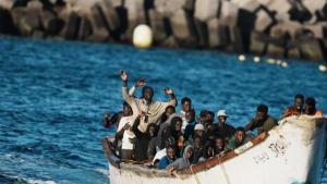 Un grupo de migrantes llega en un cayuco a El Hierro