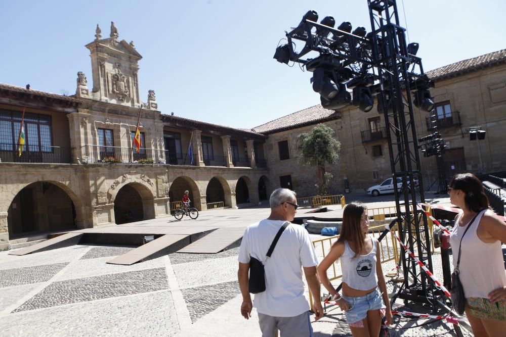 Cientos de personas despiden a Gustavo Bueno en su ciudad natal, Santo Domingo de la Calzada, en La Rioja