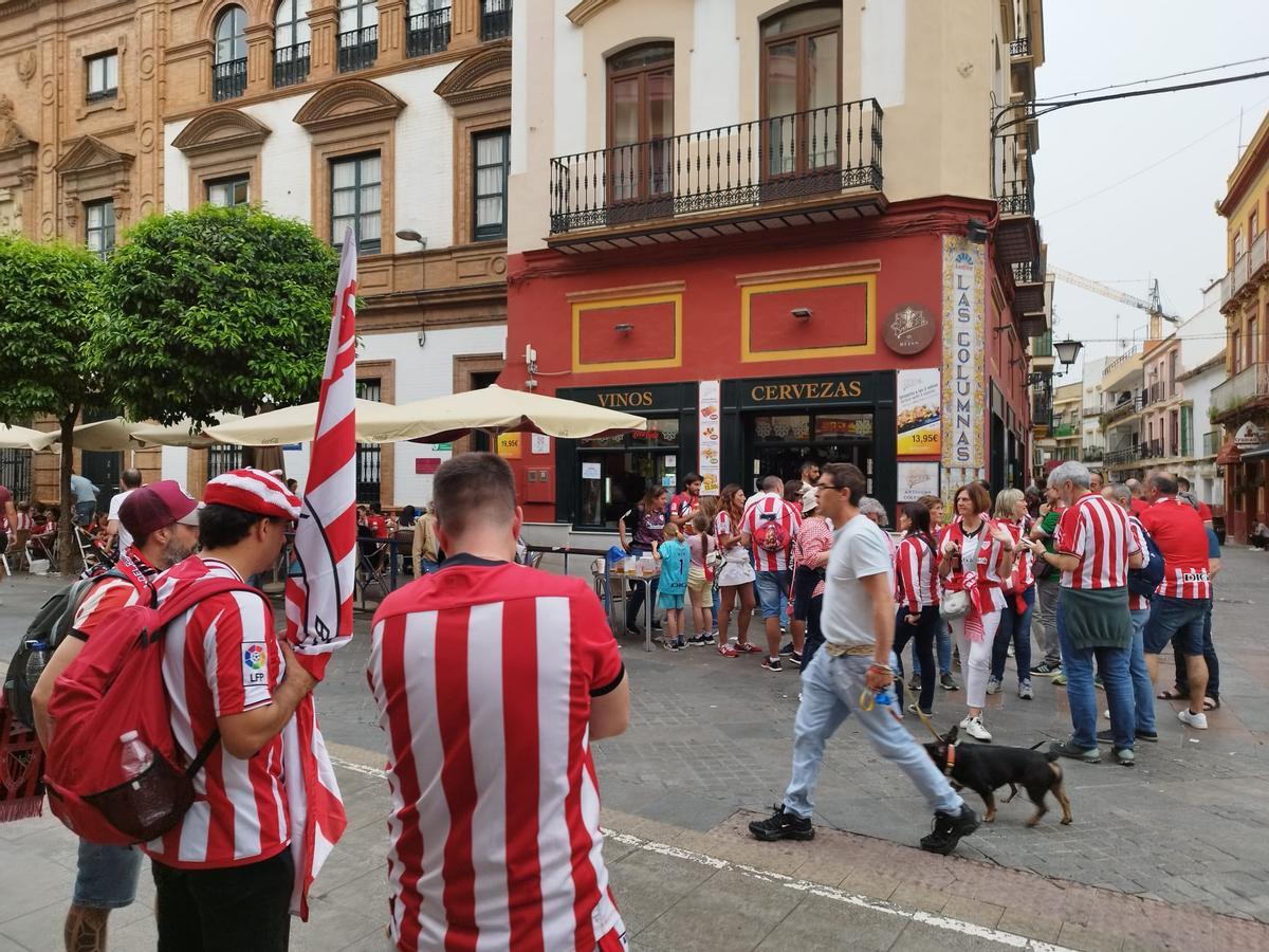 Athletic Bilbao fans on San Jacinto Street in Seville for the Copa del Rey final