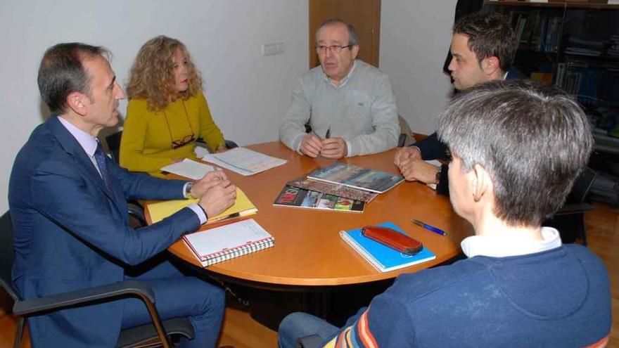 Integrantes de la Mesa de Calidad evalúan a las empresas.