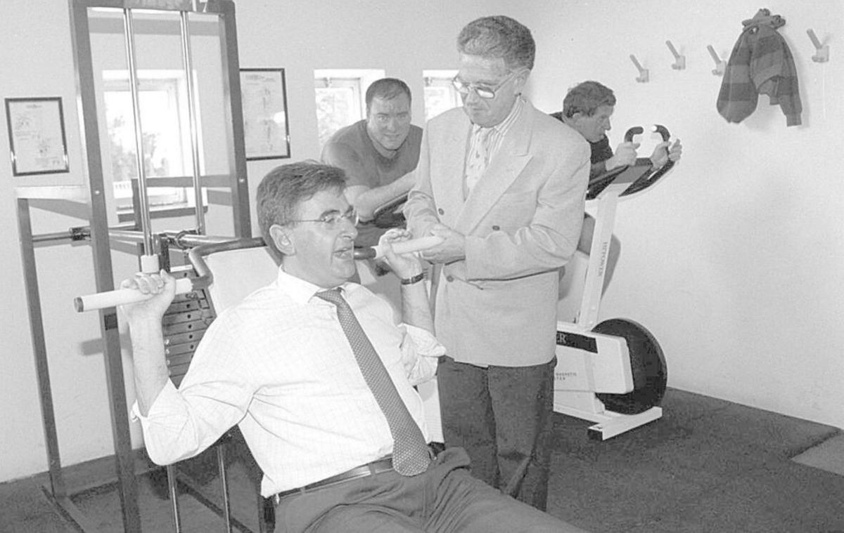 Janel Cuesta, a la derecha, junto a Ovidio Sánchez, en las instalaciones grupistas, en 1999.