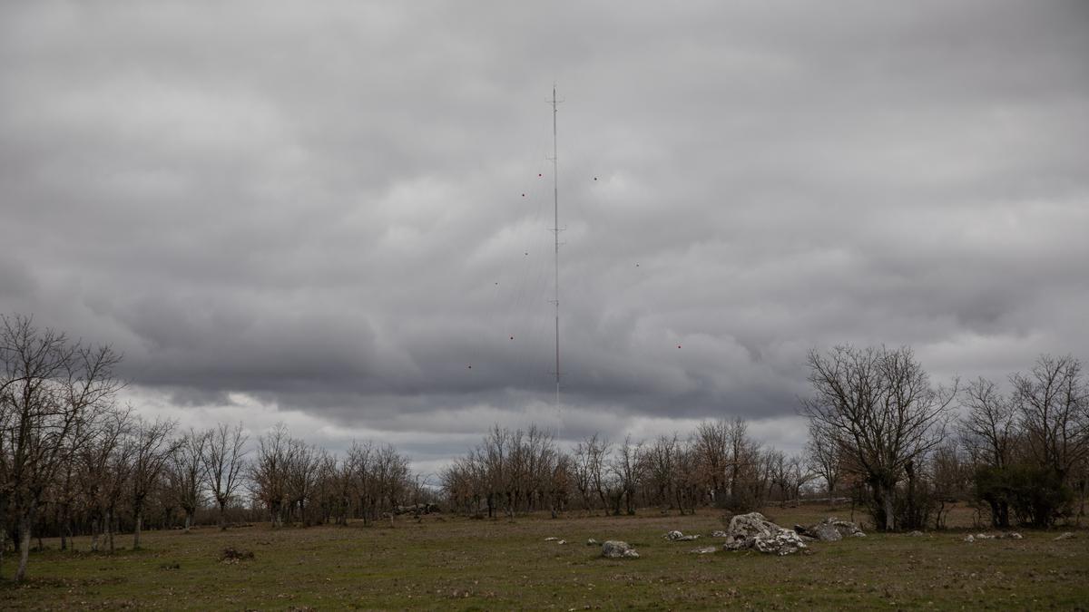 Torre de medición del viento en la zona por donde pasaría el parque eólico de Sayago