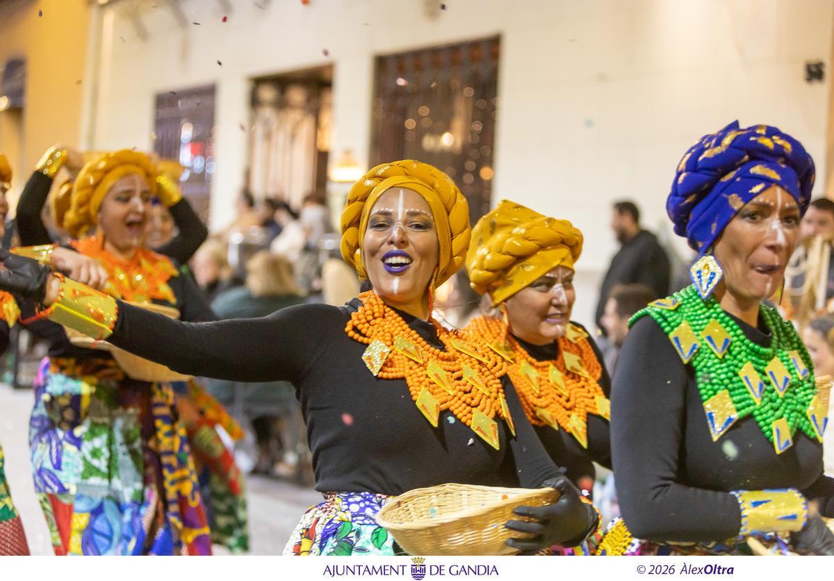 El viento sí respeta la Cavalcada del Ninot de Gandia que luce como nunca