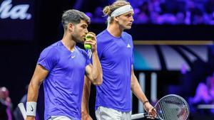 Alcaraz y Zverev, durante su partido de dobles en la Laver Cup 2024