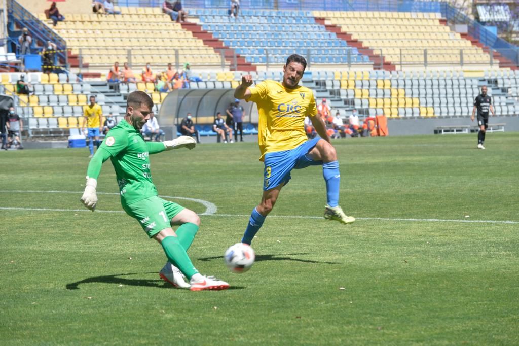 El Orihuela certifica su descenso tras perder frente al Olot (1-3)