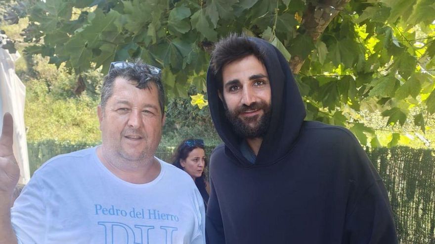 Ricky Rubio, con sudadera, posa con un aficionado